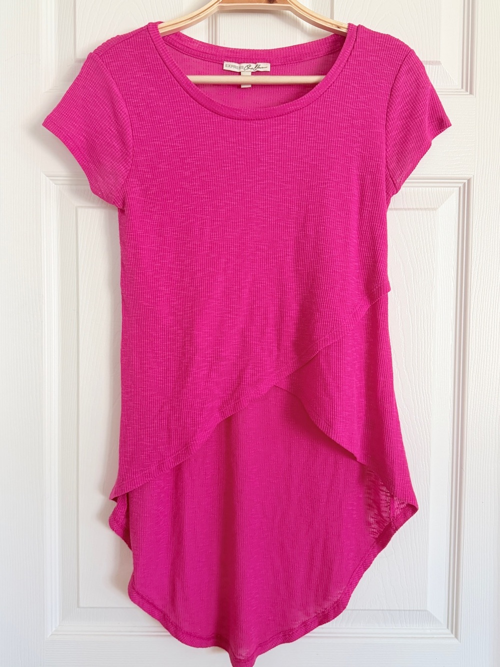 🩷 EXPRESS Fuchsia Pink Ribbed High-Low Tulip Hem Short-Sleeve Tee Top